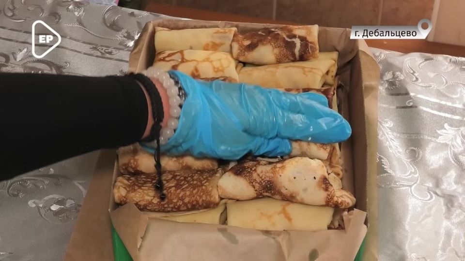 Активистки Женского движения Единой России и школьники угощали бойцов пирожками и блинчиками