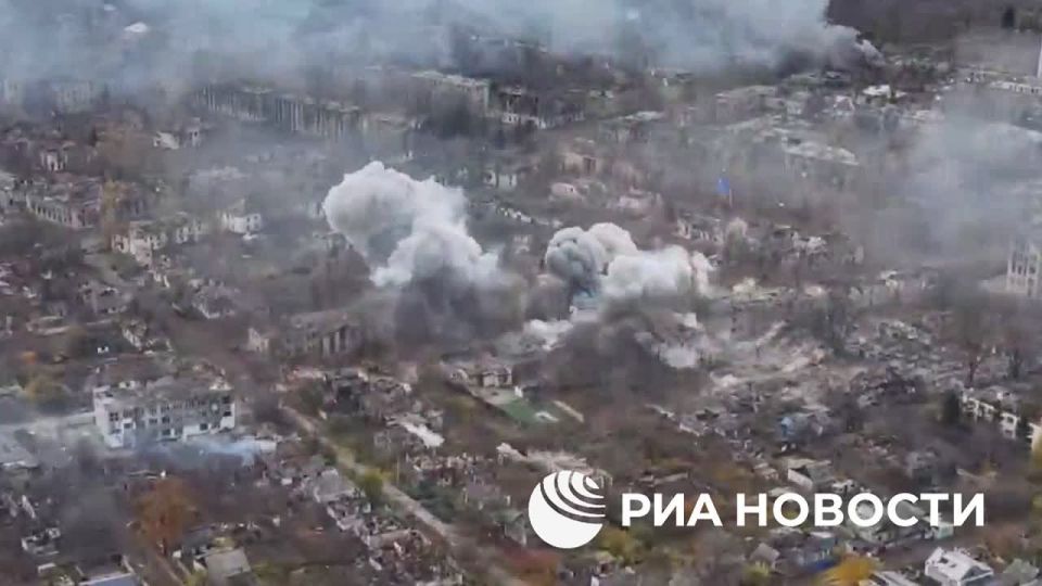 Российские войска авиабомбами ФАБ-500 уничтожили пункт временной дислокации ВСУ в Родинском в ДНР, сообщило Минобороны