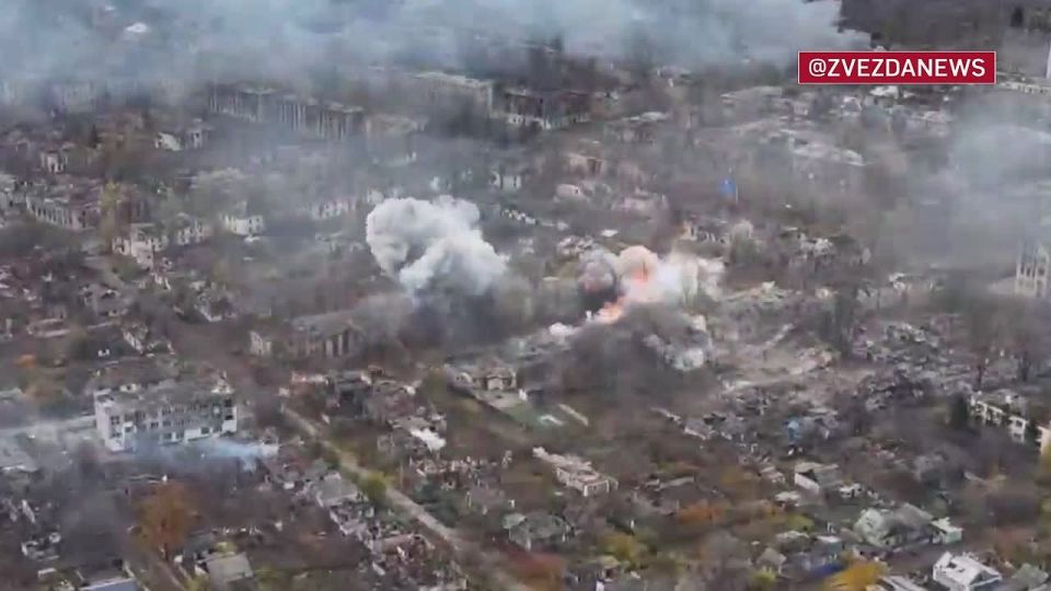 ВКС РФ наваливают по Родинскому, где продолжаются ожесточенные бои в западной части населенного пункта, противник пытается всеми силами удержаться в Родинском и как ожидается, попытается именно в районе Родинского нанести...