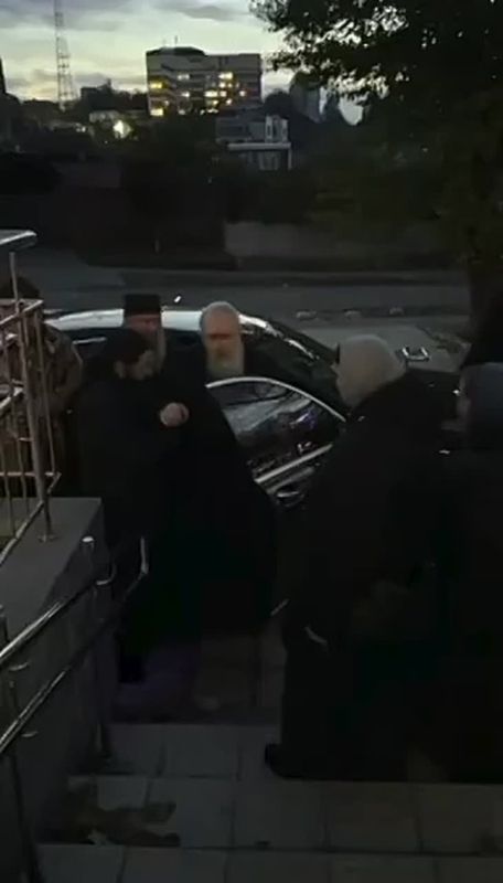 Митрополит Арсений, наместник Святогорской лавры и представитель канонической Украинской православной церкви (УПЦ), арестован на Украине и помещен под стражу на два месяца