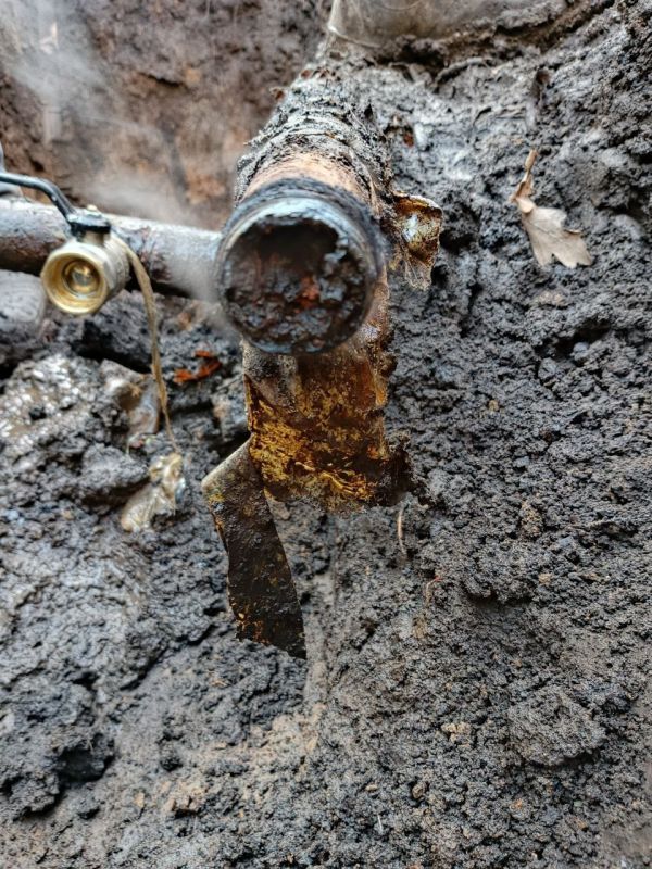 К Председателю Торезского городского совета Александру Казмерчуку на приёме в Общественной приёмной Партии "Единая Россия" поступило обращение жительницы города Тореза по вопросу оказания помощи в замене участка трубы...