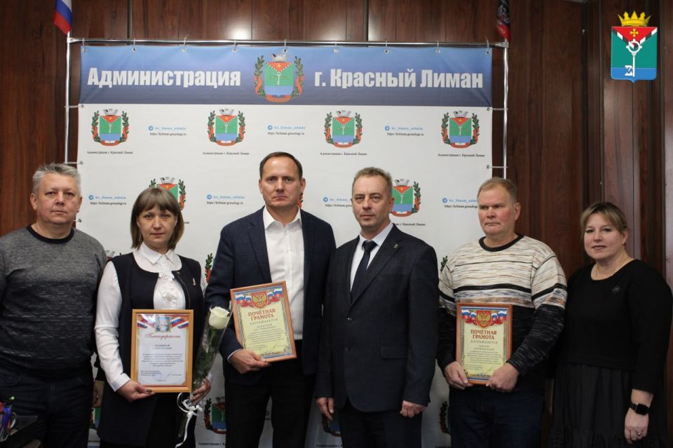 Александр Петрикин: В преддверии Дня народного единства наградил Почетными грамотами и вручил благодарности депутатам и сотрудникам администрации, тем кто принимал непосредственное участие в создании системы местного...