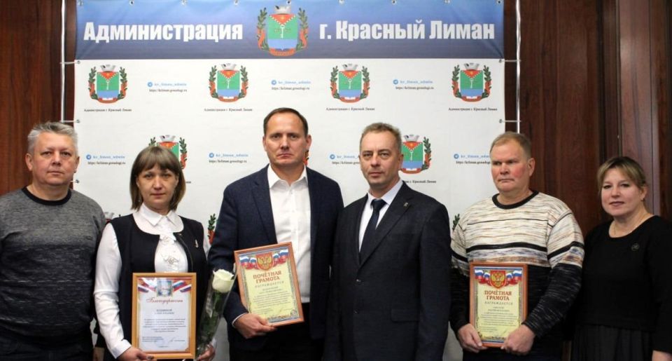 Анжела Заболотская: В Краснолиманской администрации прошла церемония награждения, посвященная вкладу депутатов и сотрудников администрации в развитие местного самоуправления