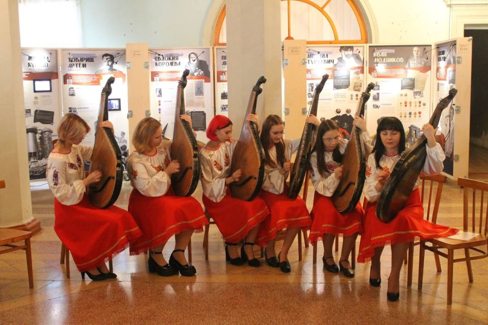 4 ноября в стенах МБУ "Зугрэсский городской Дворец культуры" состоялся гастрофестиваль "Натощак и песня не поётся" В рамках проекта Единая Россия "Культура Малой Родины"