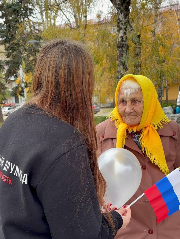 В День народного единства молодежь Харцызска показала, что единство – это не просто слова, а реальные дела! Совместно с Народной Дружиной провели акцию, подарив пожилым людям и детям частичку праздника – воздушные шары и...