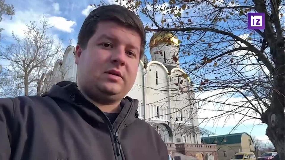 В освобожденном селе Никольское в ДНР рядом с Угледаром прошли праздничная служба и крестный ход в честь Дня народного единства и дня Казанской иконы Божией Матери, передает корреспондент "Известий" Евгений Быковский