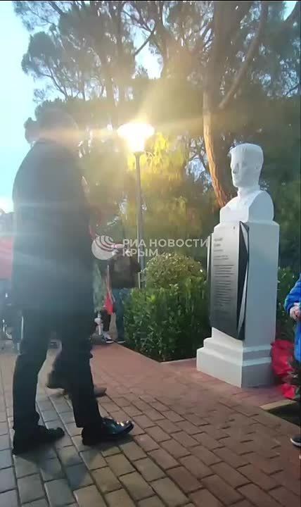 В "Артеке" открыли бюст героя СВО Назара Енина