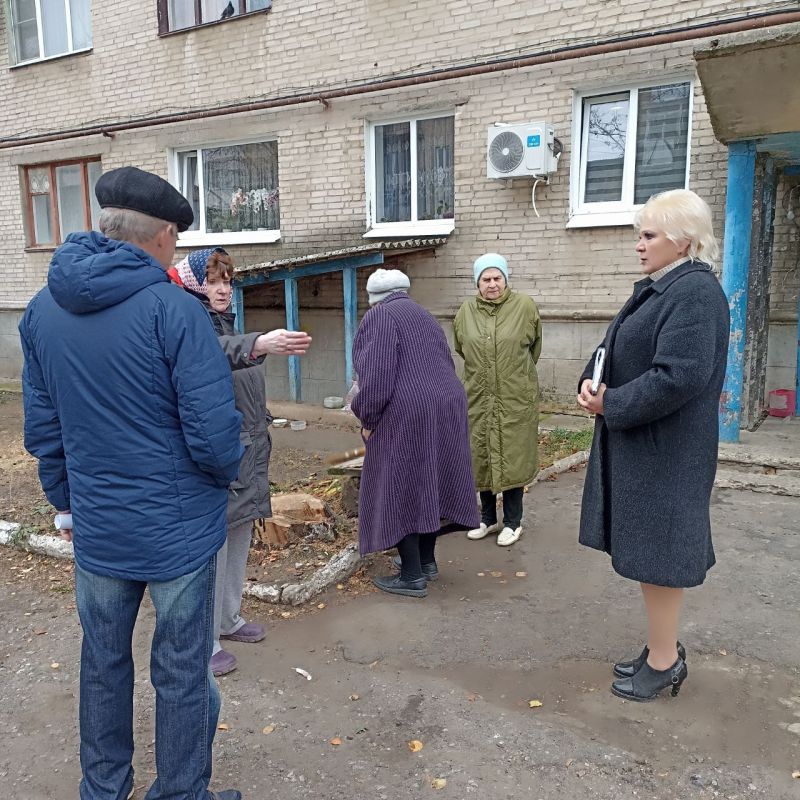 Светлана Тимофеева, начальник Амвросиевского территориального отдела, провела встречу с жителями улицы Молодежная города Амвросиевка