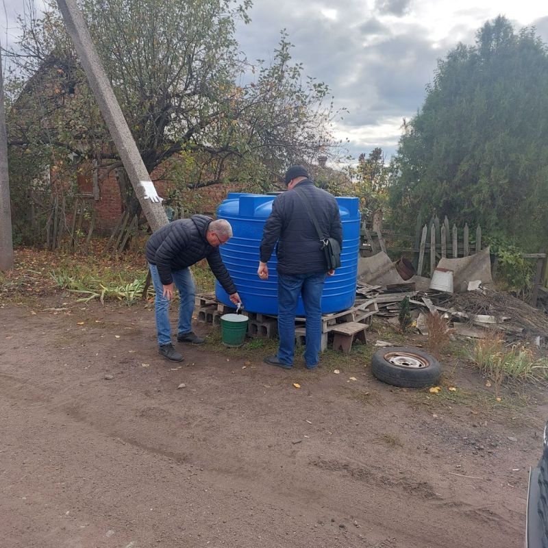 05 ноября 2025 года во исполнение поручения Главы Донецкой Народной Республики депутаты Ясиноватского муниципального совета Владимир Сергиенко, Елена Алипа посетили места подвоза воды