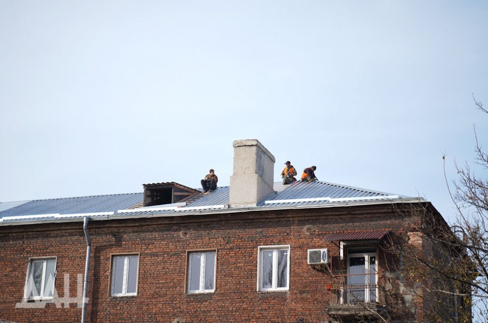 Пушилин поручил отремонтировать протекающие крыши в домах до конца ноября