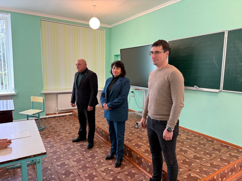 Сегодня председатель Мангушского муниципального совета, член фракции Всероссийской политической партии «Единая Россия» в Мангушском муниципальном совете, координатор проекта «Старший брат» партии «Единая Россия» Ставрулов...