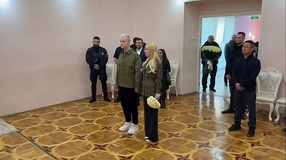 Теперь точно пара: певец SHAMAN и Екатерина Мизулина поженились, расписавшись в ЗАГСе Донецка