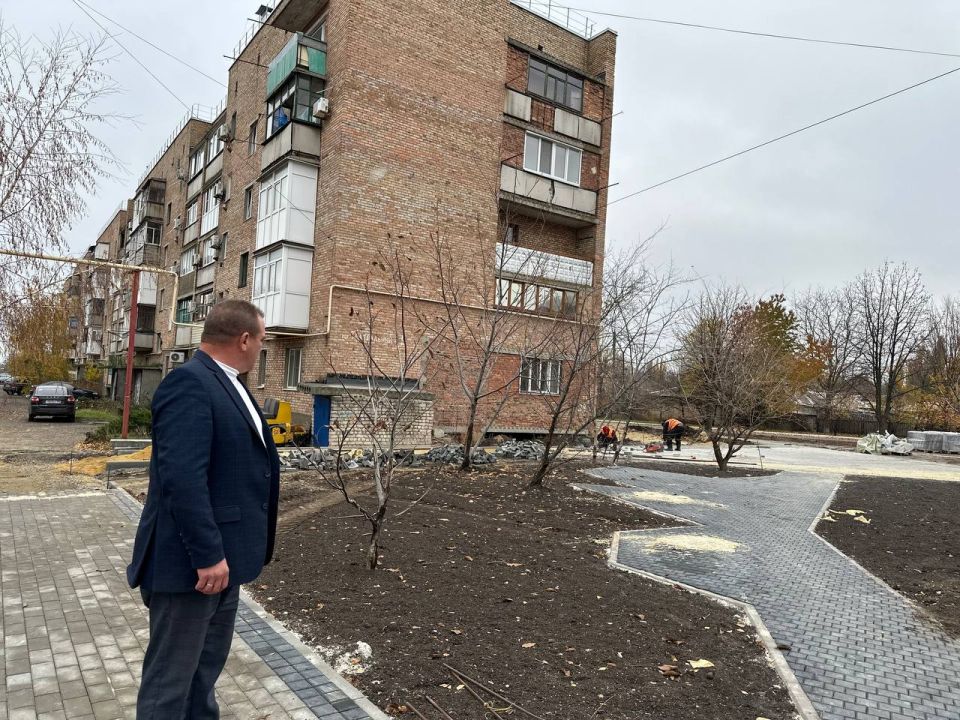 Денис Зубов: Администрацией городского округа Иловайск продолжаются работы по реализации мероприятия "благоустройство сквера в районе дома № 1 по переулку Театральный"