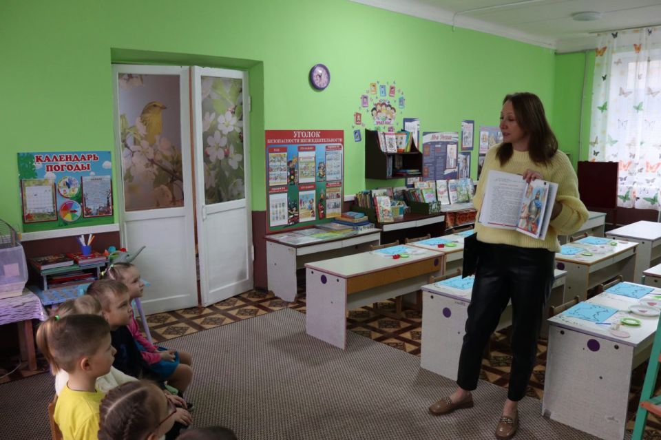 Творческий мастер-класс. 5 ноября Центральная детская библиотека провела для воспитанников подготовительной группы детского сада №49 «Дюймовочка» творческий мастер-класс по изготовлению открытки «Ладошки единства»