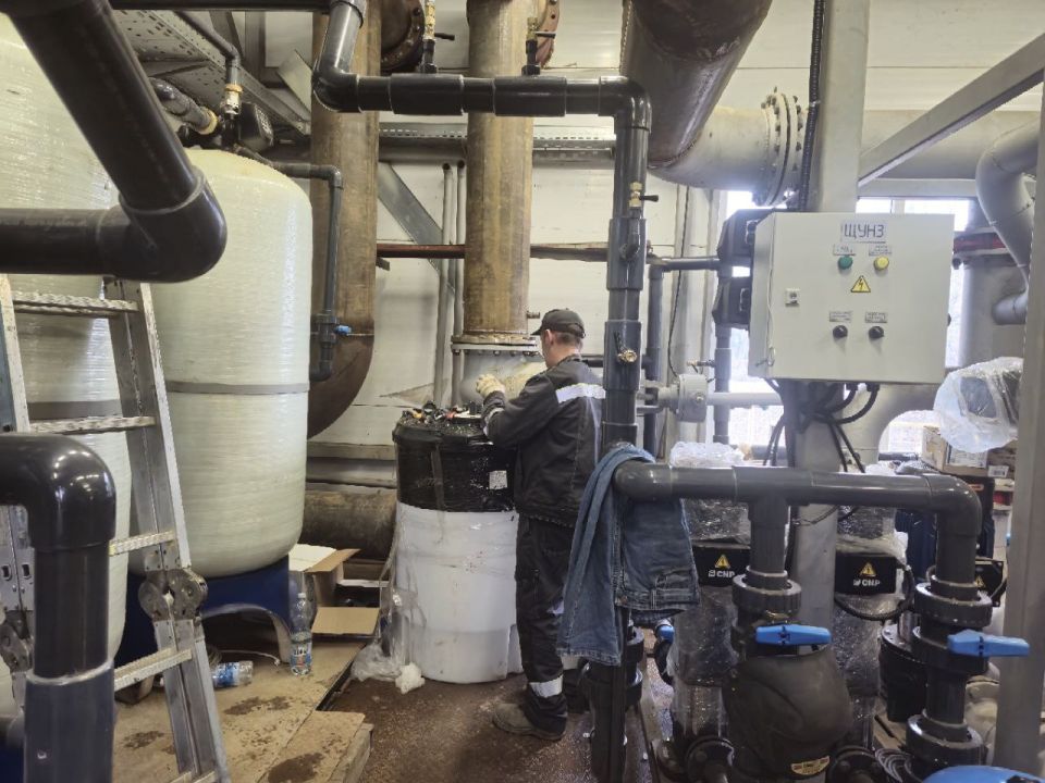 Первый заместитель главы администрации Максим Вельма проинспектировал выполнение ремонтных работ блочно-модульной котельной в пгт Мироновский