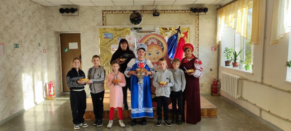В МБУ “Новоалексеевский СДК” в рамках празднования Дня народного единства для детей прошло увлекательное мероприятие — мастер-класс по приготовлению блюд русской кухни под названием “Вкусная Россия”!