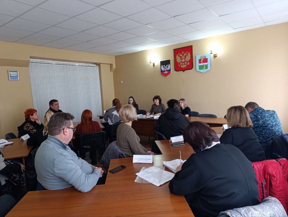 5 ноября в администрации Амвросиевского муниципального округа состоялось очередное заседание комиссии по делам несовершеннолетних и защите их прав под председательством Елены Крюковой