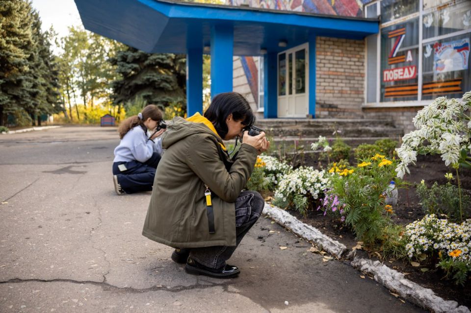 «Осень в цветах». 6 ноября в МБУ "Клуб "Прогресс" г. о. Торез прошло увлекательное тематическое занятие под названием «Осень в цветах», организованное для участников фотокружка «Гелиос»