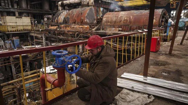 Украина замерзает по расписанию: отопление включили не всем, газа всё меньше