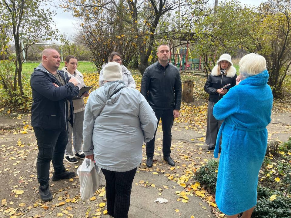 Первый заместитель главы Администрации городского округа Харцызск Олег Захаров совместно с депутатом Народного совета Максимом Королюком провели встречу с жителями в г. Зугрэс по адресу ул. Карла Маркса, д. 14