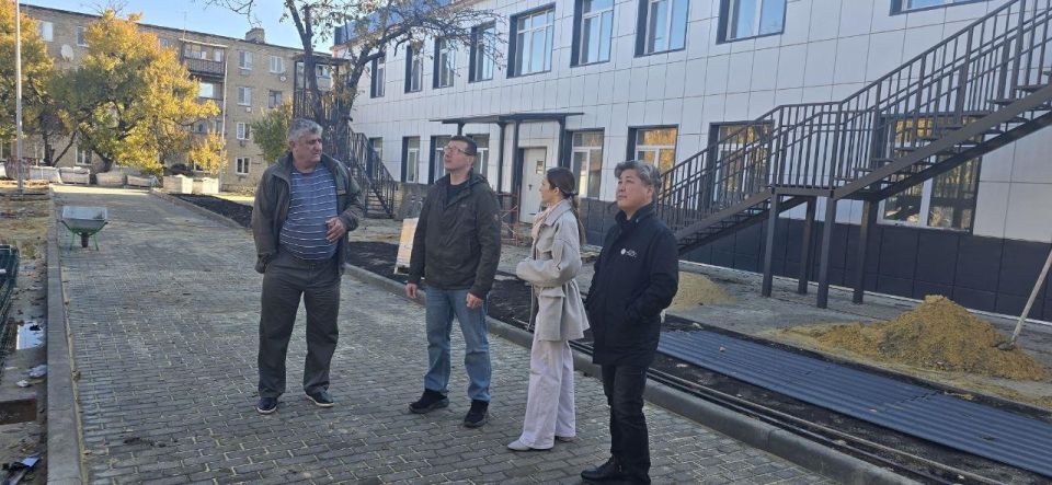 Якутия продолжает возведение уличной сцены у Дома детского и юношеского творчества в Докучаевске