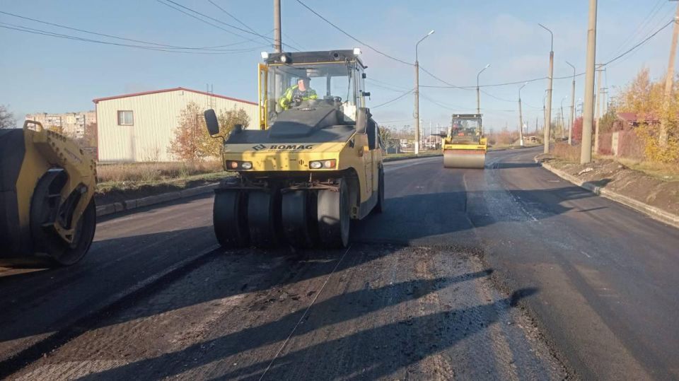 Специалисты Московской области продолжают восстанавливать улично-дорожную сеть подшефной Макеевки