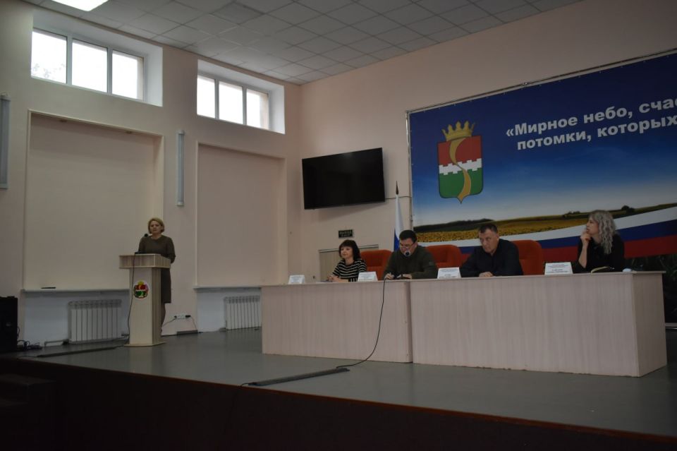 На расширенном аппаратном совещании с начальниками управлений, отделов, секторов администрации округа и руководителями учреждений рассмотрели ряд вопросов, среди которых руководитель отделения социальной защиты населения №...