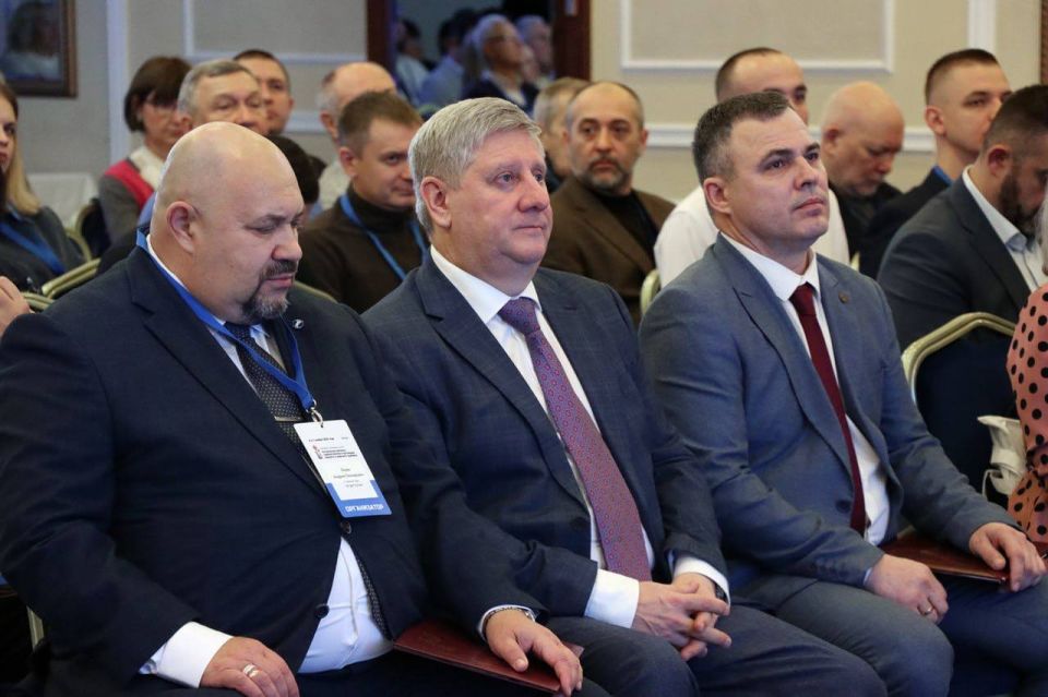 В Донецке проходит конференция по травматологии и ортопедии мирного и военного времени, куда приехали ведущие травматологи-ортопеды, хирурги смежных профессий, военные медики, преподаватели и студенты профильных вузов