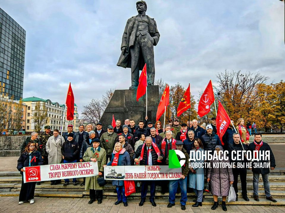 Коммунисты Донецка отметили годовщину Октябрьской революции автопробегом и возложением цветов