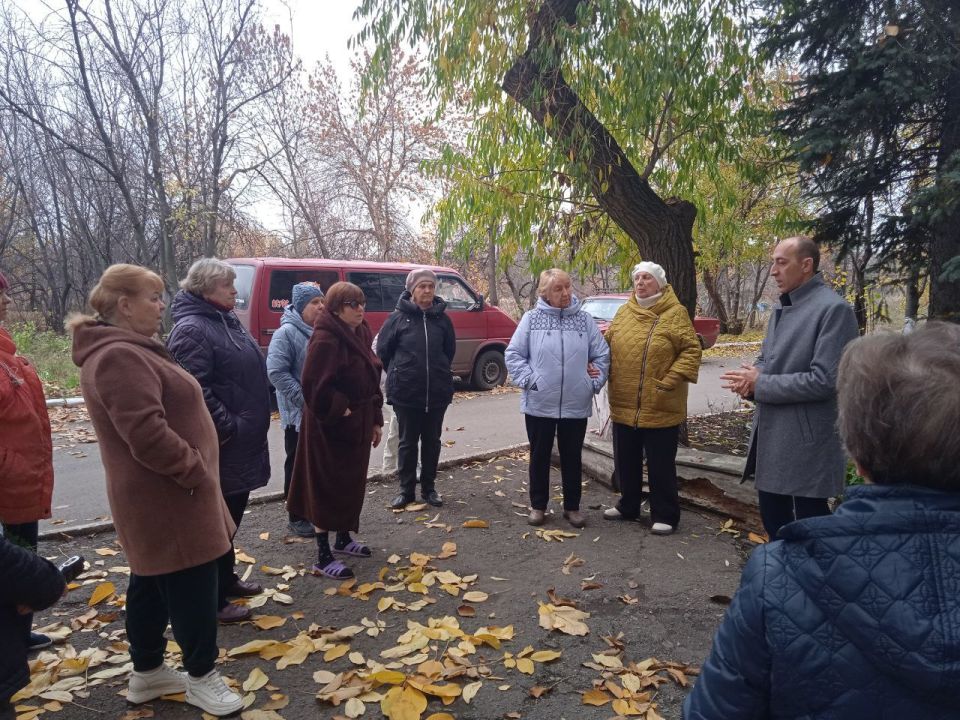 Сегодня, 07 ноября 2025 года заместитель главы администрации городского округа Дебальцево Евгений Глебов провел встречу с жителями на микрорайона Восточный