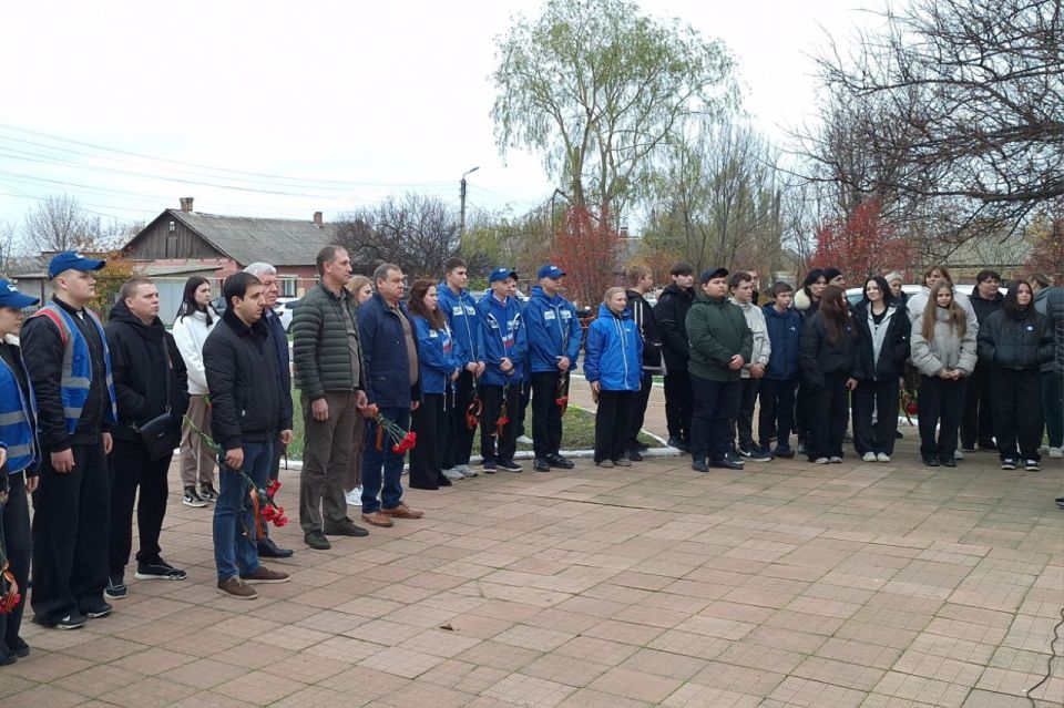 В селе Розовка открыли после ремонта памятник погибшим воинам и высадили яблони