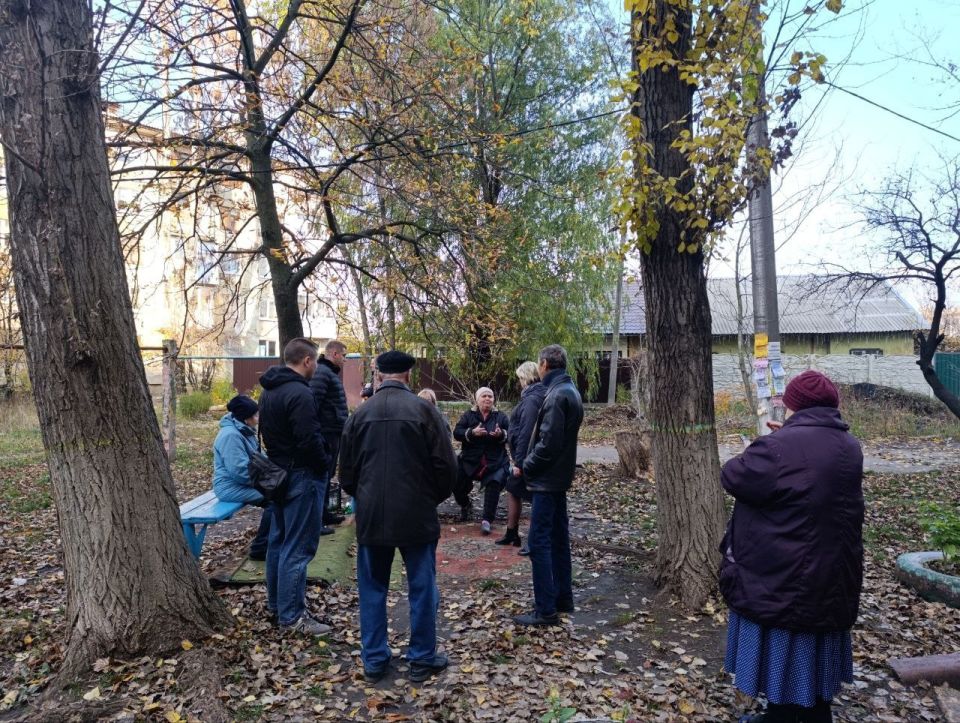 Сегодня, 7 ноября первый заместитель руководителя Управы Червоногвардейского внутригородского района Администрации городского округа Макеевка Ирина Полищук провела встречу с жителями жилого массива Горького на придомовий...