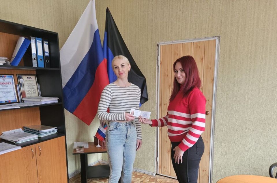 Первые две семьи в ДНР получили удостоверения многодетных