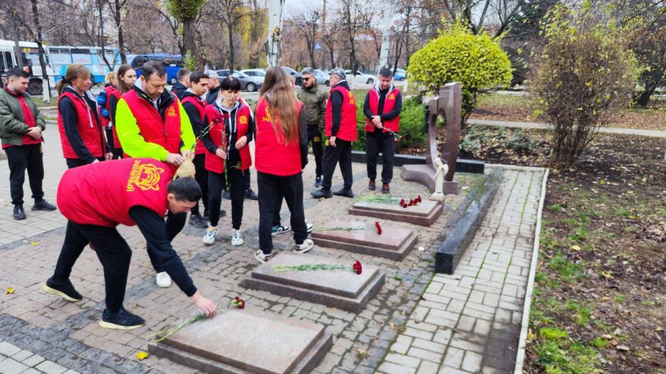 Артисты цирковой труппы Эдгарда Запашного побывали в Горловке, где возложили цветы к подножию мемориала и памятника погибшим мирным жителям Горловки, и почтили их светлую память минутой молчания
