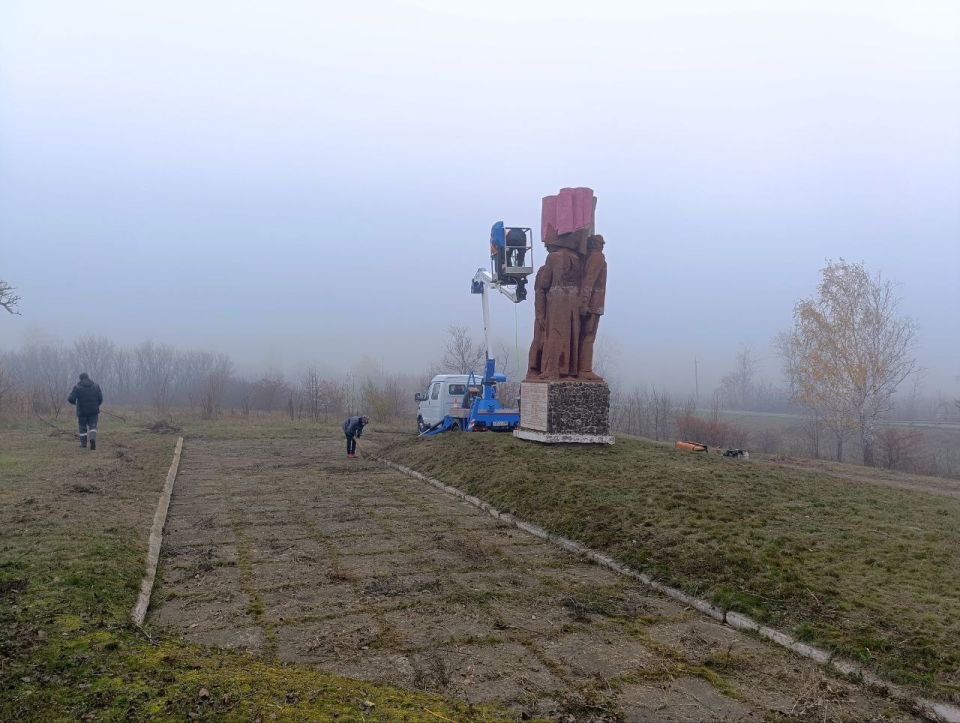 Сергей Юзвинкевич: Сотрудники ОМВД России «Володарский» совместно с работниками МУП «Восток-Комсервис» в преддверии Дня памяти погибших сотрудников при исполнении служебных обязанностей, а также Дня сотрудника органов...