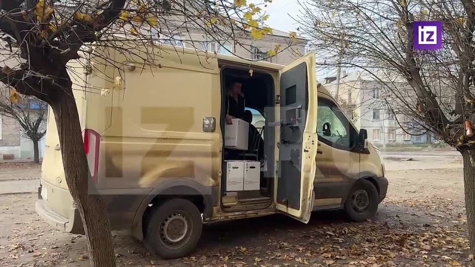 Гуманитарную помощь доставили жителям Селидово в ДНР, сообщил корреспондент "Известий" Евгений Быковский