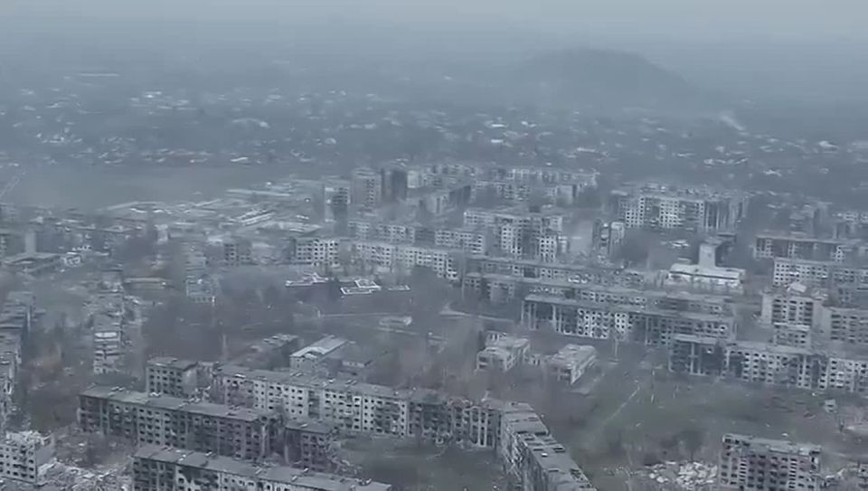 Два майора: Мирноград (Димитров), рядом с Покровском (Красноармейском)