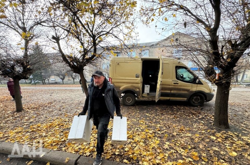 По сложной дороге: маломобильным жителям Селидово доставили гумгруз