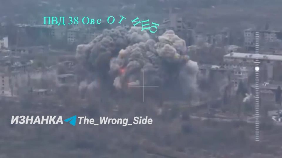 Прожарка котла. Часть 2.. ВКС РФ продолжает снос ФАБами позиций ВСУ в застройке Димитрова, препятствующих продвижению штурмовых групп ВС РФ. Геопривязка: