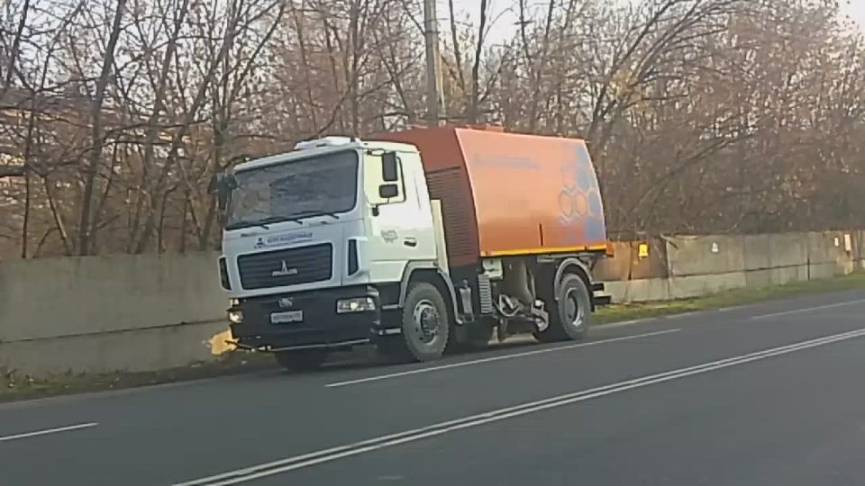 С целью приведения территории в надлежащее санитарное состояние силами МУП АГМ «Перспектива» проведены работы по механизированной уборке проезжей части автодороги по ул. Чудской