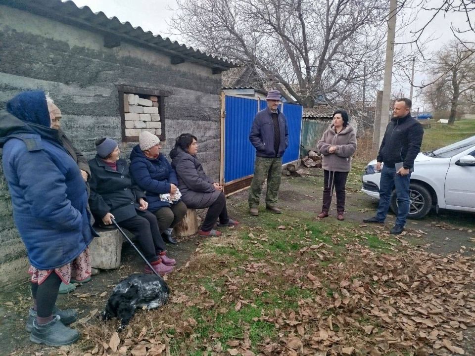 Сегодня заместители главы Администрации муниципального образования городского округа Харцызск Виктория Рогожина и Александр Костюченко провели встречу с жителями в селе Дубовка