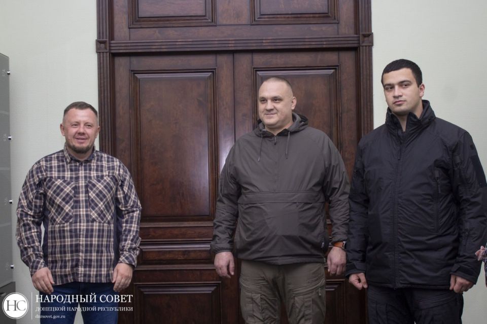 Константин Кузьмин: Вручил защитникам Отечества и волонтерам Благодарности Главы ДНР