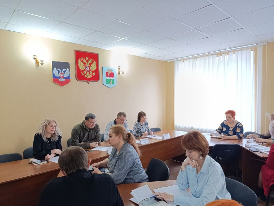 На еженедельном аппаратном совещании с начальниками управлений, отделов, секторов администрации округа и руководителями учреждений рассмотрели ряд вопросов