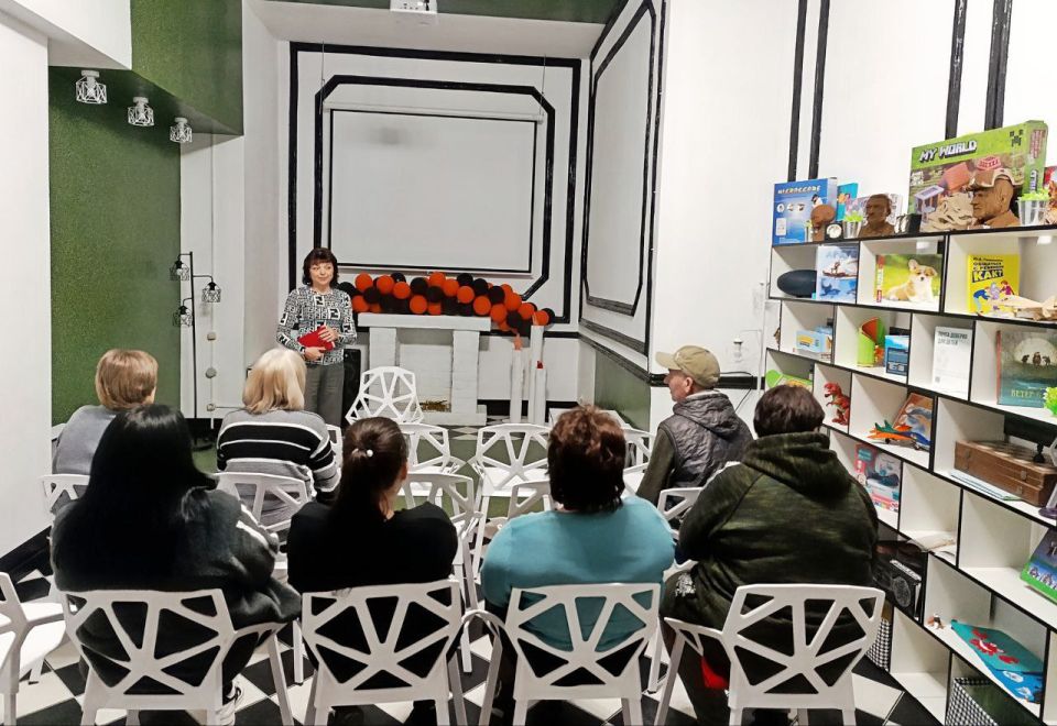 Заместитель главы администрации Амвросиевского муниципального округа Елена Крюкова встретилась с трудовым коллективом ЦКиД «Виктория»