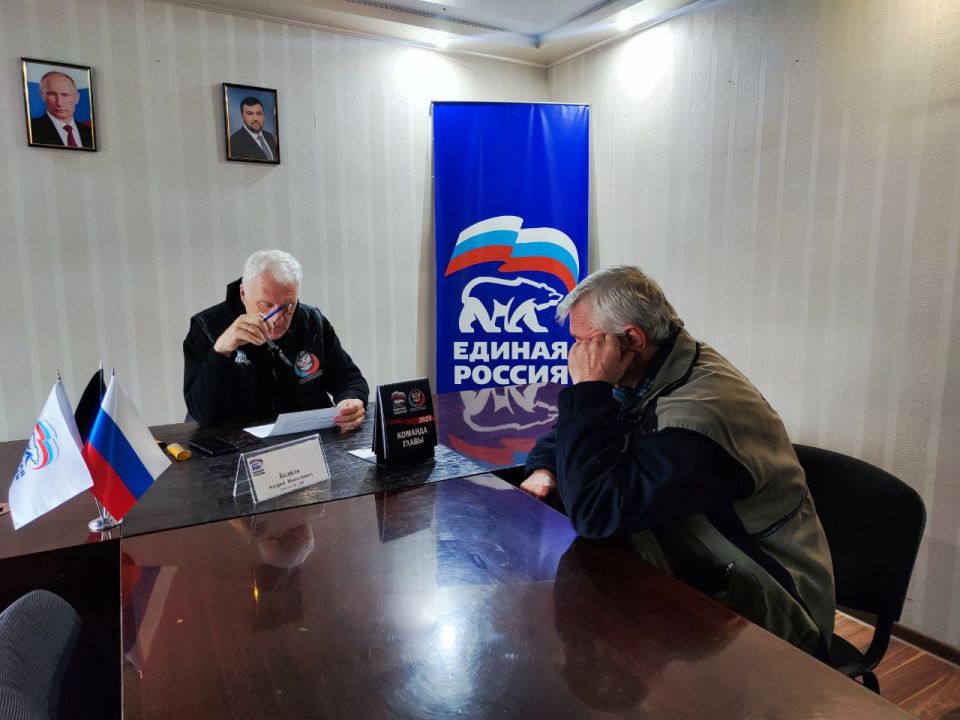 Состоялся прием граждан. 10 ноября в общественной приёмной Партии «Единая Россия» города Тореза депутат Народного Совета ДНР Бедило Андрей Николаевич провел прием граждан
