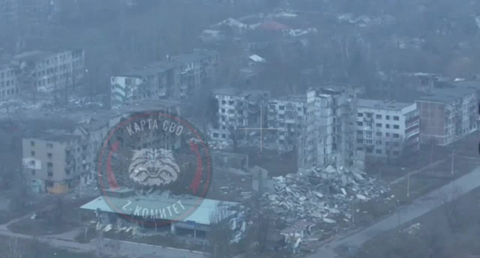 "Три тонны чугуния": ВКС РФ прямым попаданием ФАБ-3000 с УМПК снесли часть здания в Мирнограде, где находилась пехота 38-й бригады ВСУ, сообщает Telegram-канал "Z комитет + карты СВО"