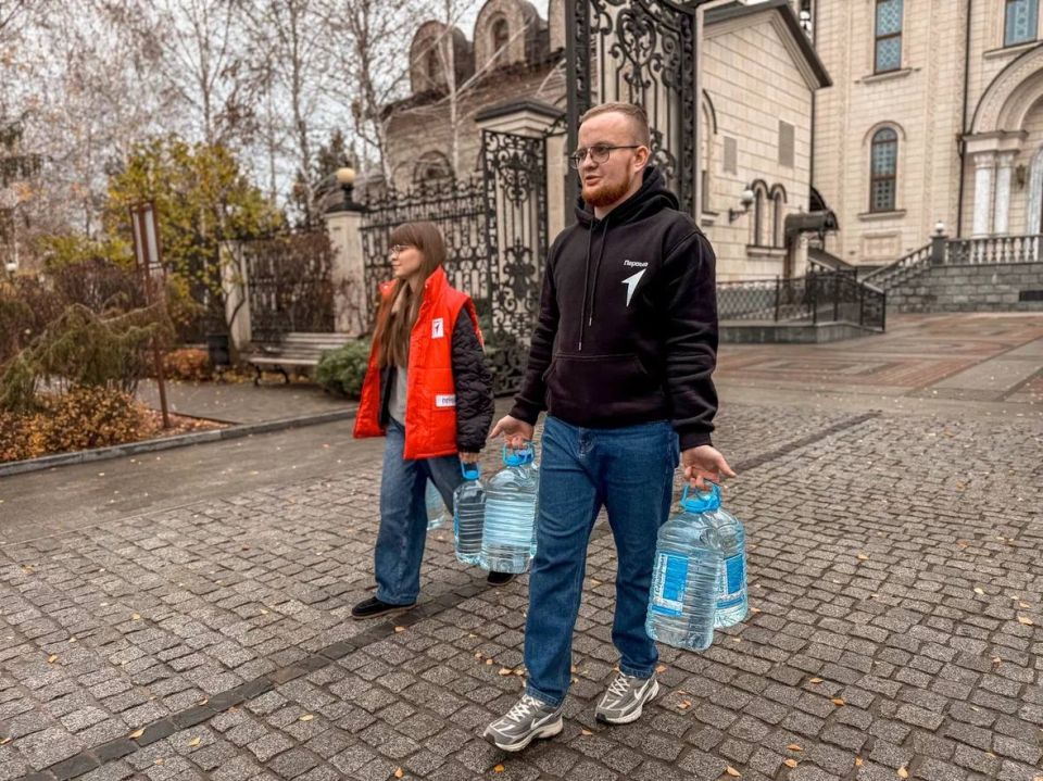 Сегодня Первые Донецкой Народной Республики из прифронтовой Горловки доставили более 350 литров питьевой воды пожилым и маломобильным жителям города