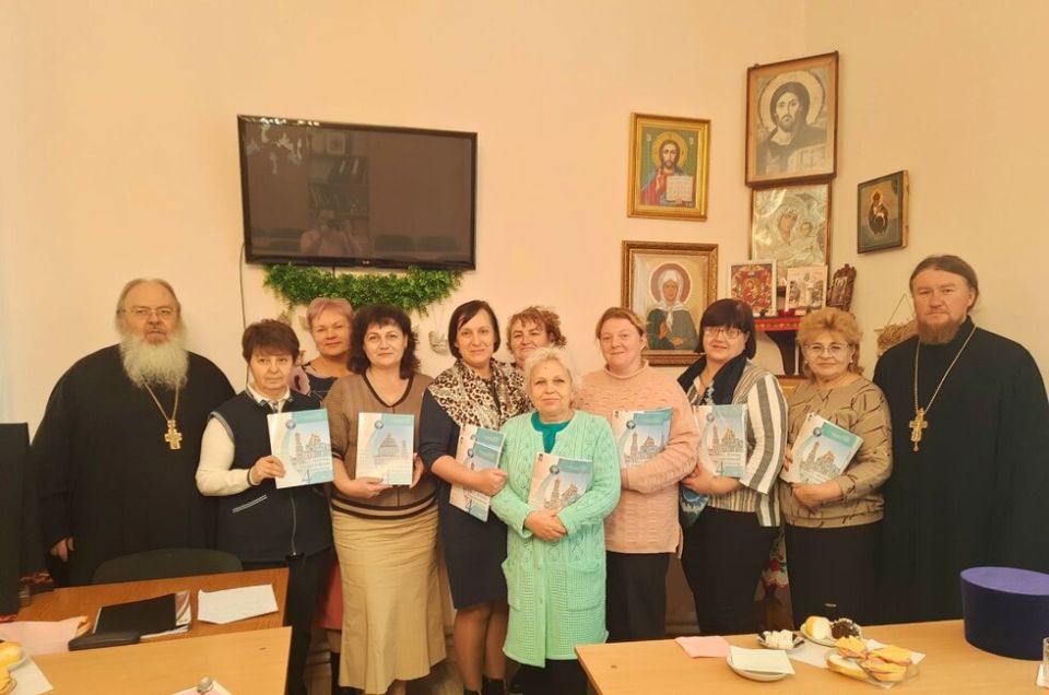Учителям из Докучаевска передали учебники по основам православной культуры