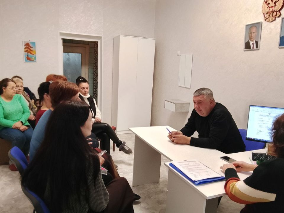 11 ноября Роман Грицай, начальник Пелагеевского территориального отдела администрации городского округа Торез провел встречу с трудовым коллективом ГКДОУ «Детский сад № 31 «Радость»