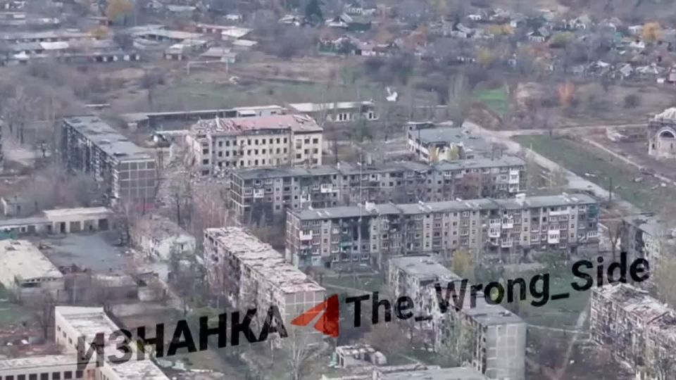 Тем временем ВКС России уничтожают места дислокации ВСУ в окружённом Мирнограде с помощью планирующих авиабомб ФАБ-3000 с УМПК